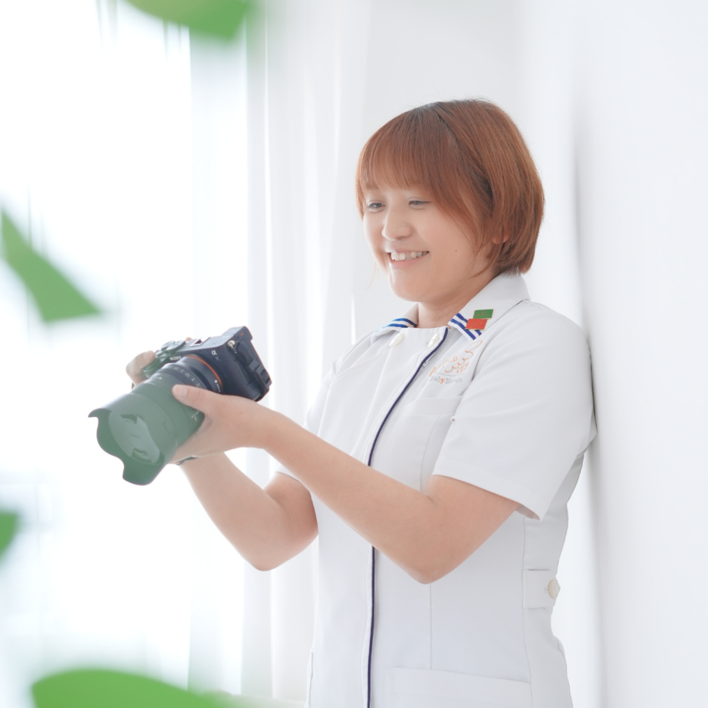 レインボーハート主宰の講師がカメラを持っているプロフィール写真