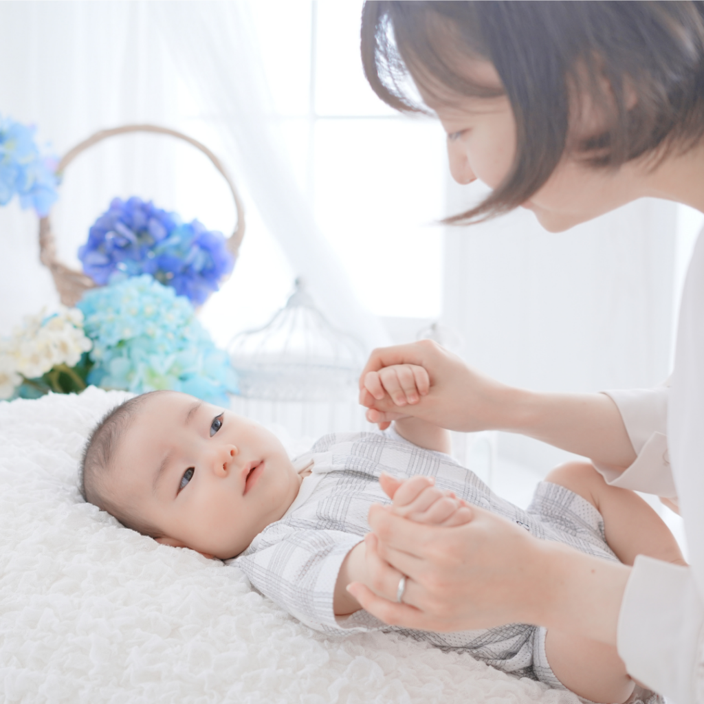 完全プライベート空間で赤ちゃんに優しく寄り添うママの様子
