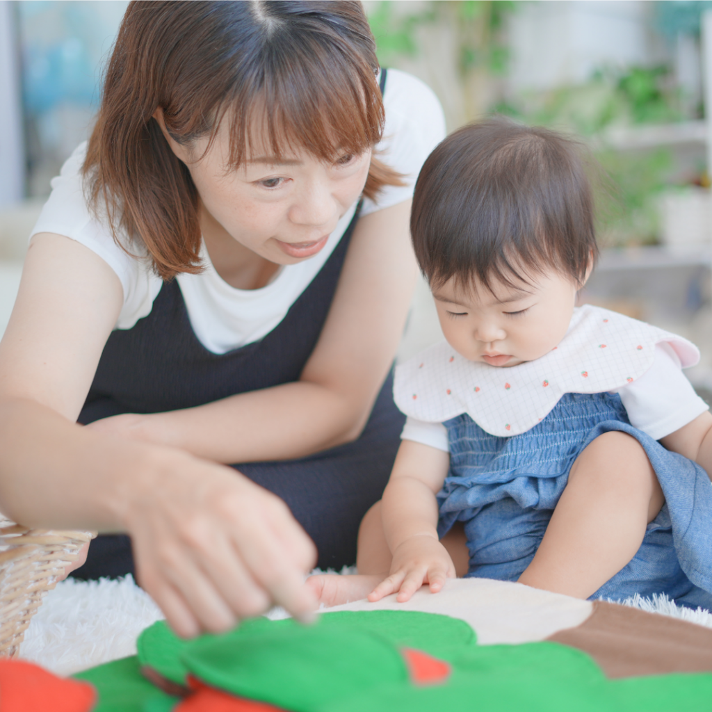 ファーストサインのレッスンでママが赤ちゃんに語りかけている様子