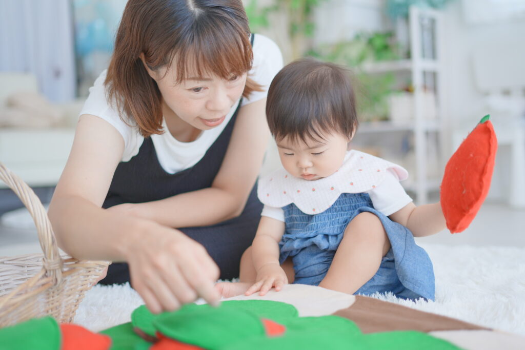 ファーストサイン資格取得講座でママが赤ちゃんに手のサインで語りかけている様子