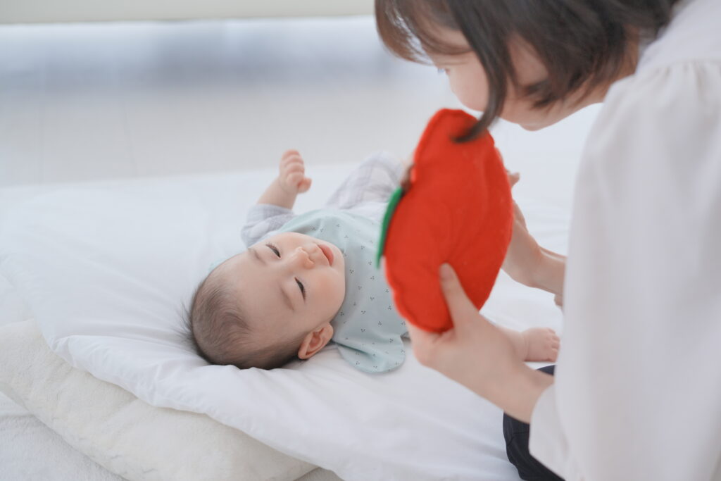 ファーストサインでママが赤ちゃんにおもちゃを見せながら語りかけている様子