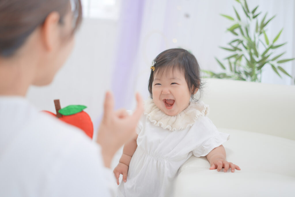 ファーストサインレッスンでママの手のサインに赤ちゃんが笑顔で反応している様子