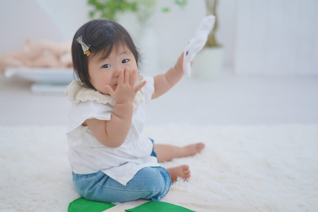 ファーストサインレッスン予約案内に添えた赤ちゃんが手を動かしている写真