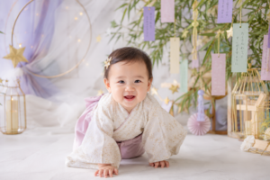 七夕のフォトブースで赤ちゃんが笑顔を見せている季節のフォト撮影